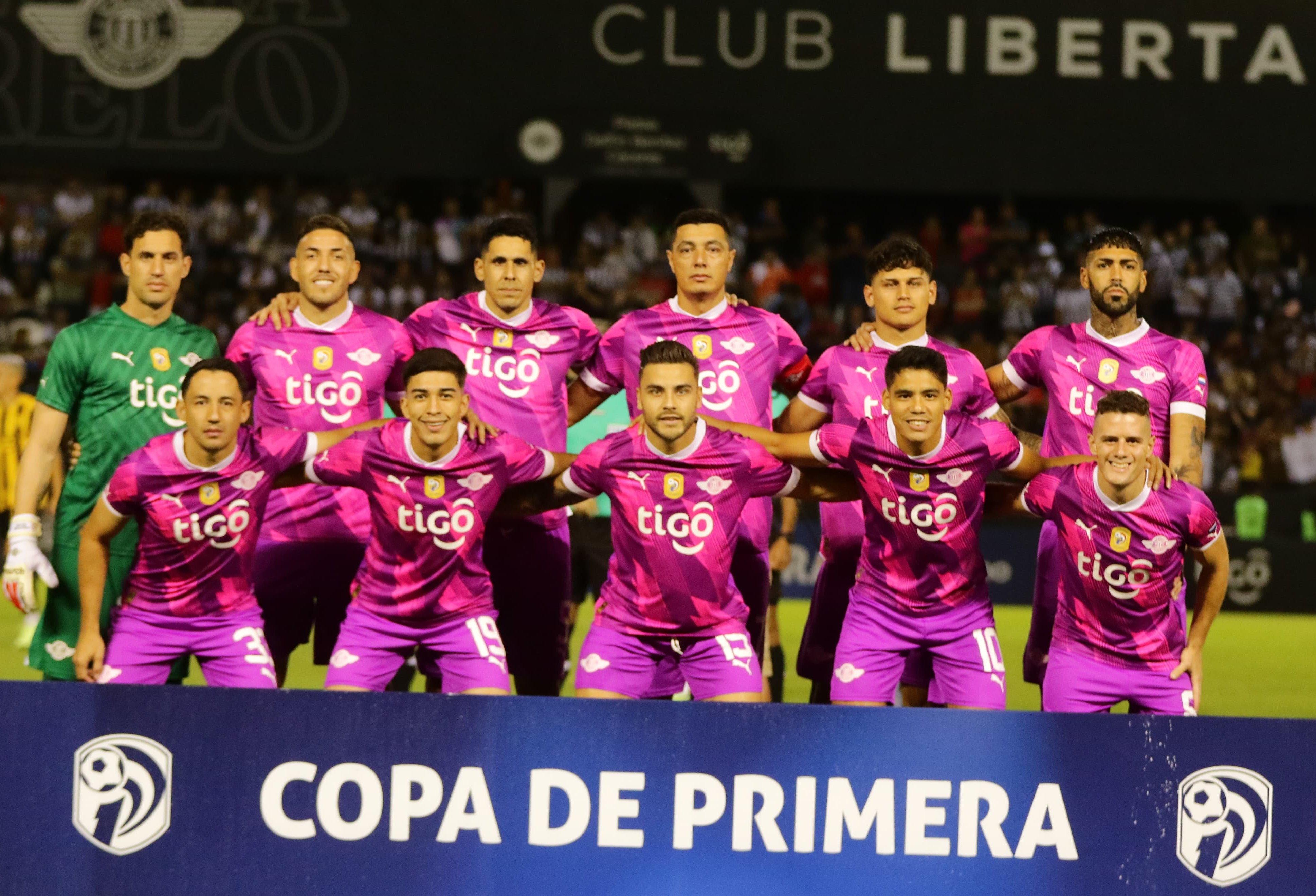 Argentina se enfrenta ante Uruguay con la meta de mantener su invicto y  buscar la cima