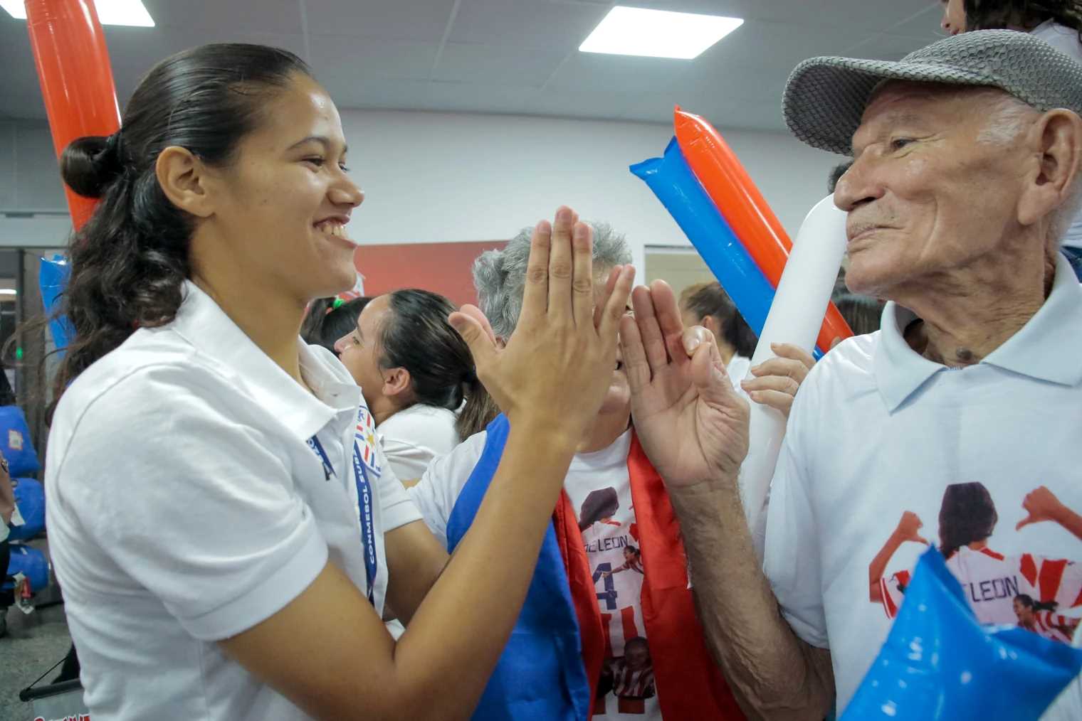 Emoción en el arribo de las Mundialistas