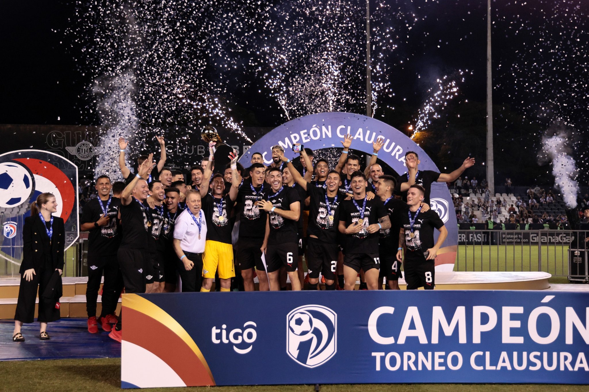 Libertad recibió la Copa del Clausura