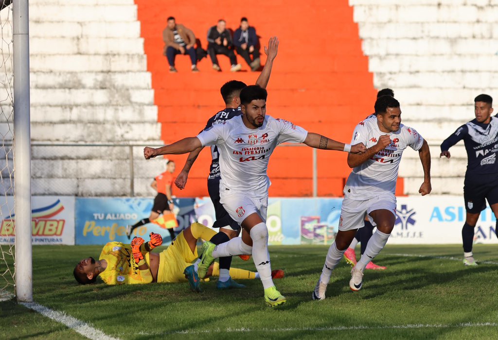 Cerro sigue en la punta